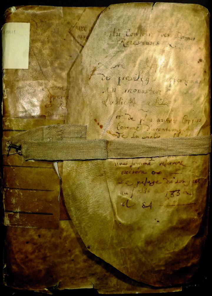 Couverture d’un cartulaire de l’Abbiette contenant 106 actes de 1251 à 1572. AD Nord, 130H138. Couverture d’un cartulaire de l’Abbiette contenant 106 actes de 1251 à 1572. AD Nord, 130H138.