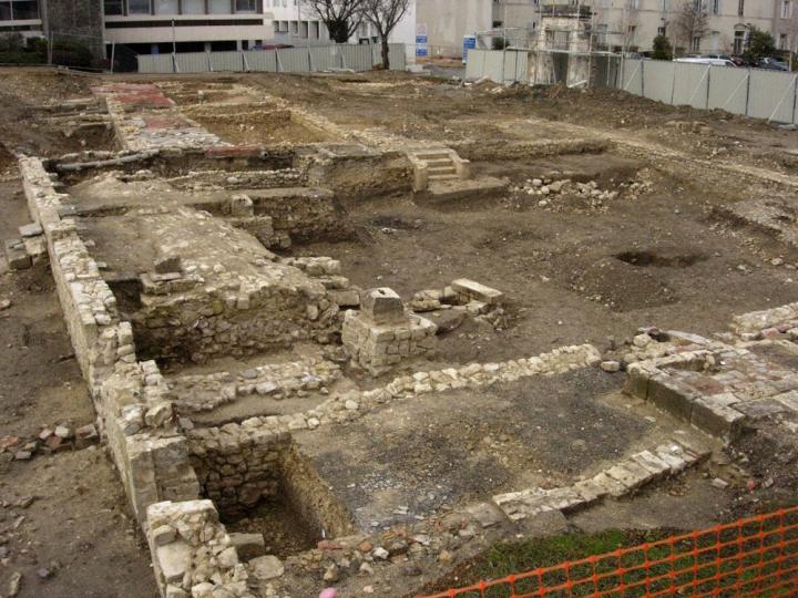 Les vestiges de l'hôpital