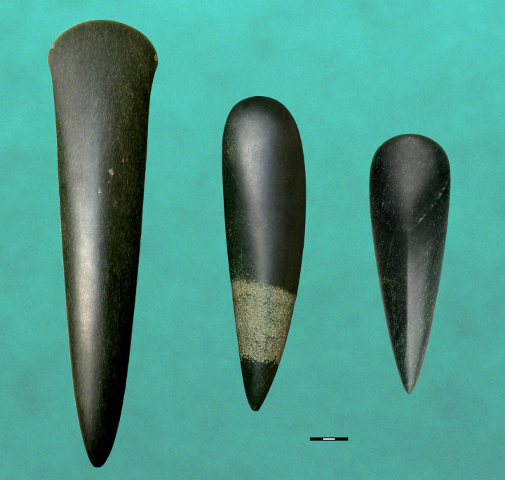  34,5 cm / au centre : hache polie de type bégude, à piquetage annulaire, en éclogite, découverte à Montredon des Corbières (Aude) (Musée de Narbonne) – L : 25,5 cm / à droite : hache polie de type Puymirol, à arête médiane,  en jadéitite trouvée à Pezens (Aude) – L : 21,4 cm. 