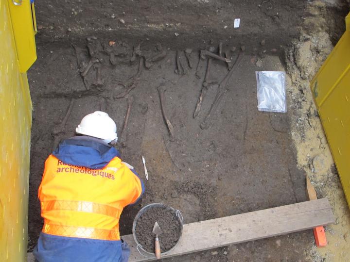 Des inhumations médiévales rue Charles-Gille à Tours