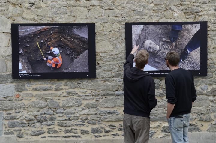 une exposition de photographies retrace le travail des archéologues de l’Inrap sur les murs du couvent des Jacobins