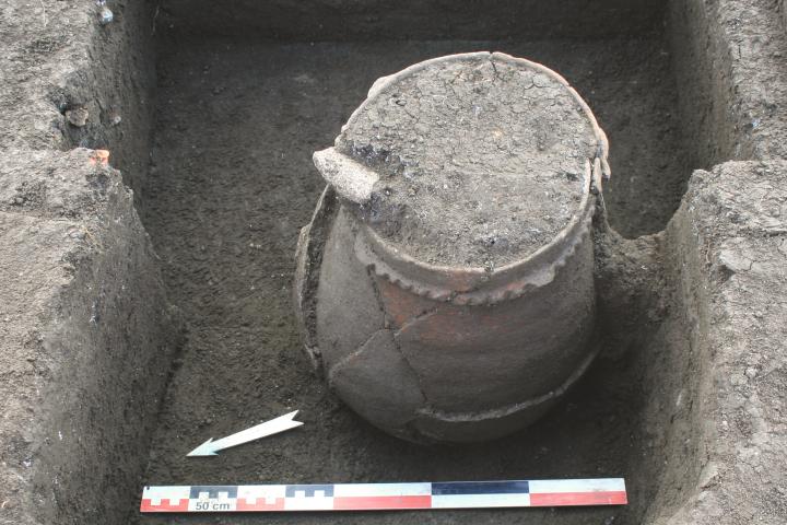 6-4-4 Vase enterré au Bronze moyen 