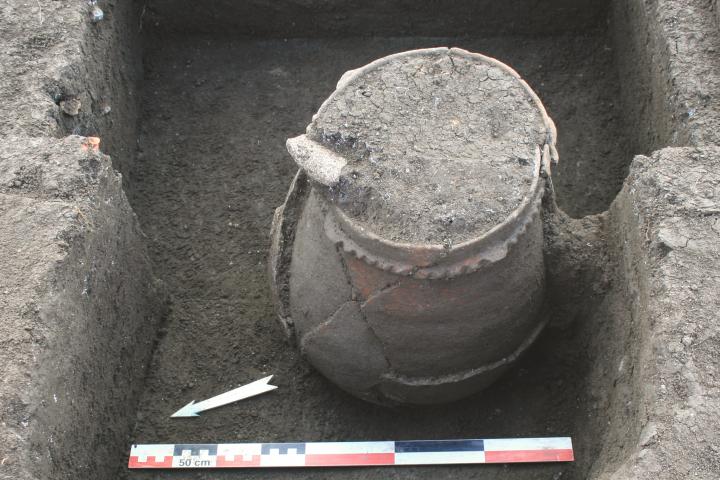 6-4-4 Vase enterré au Bronze moyen 