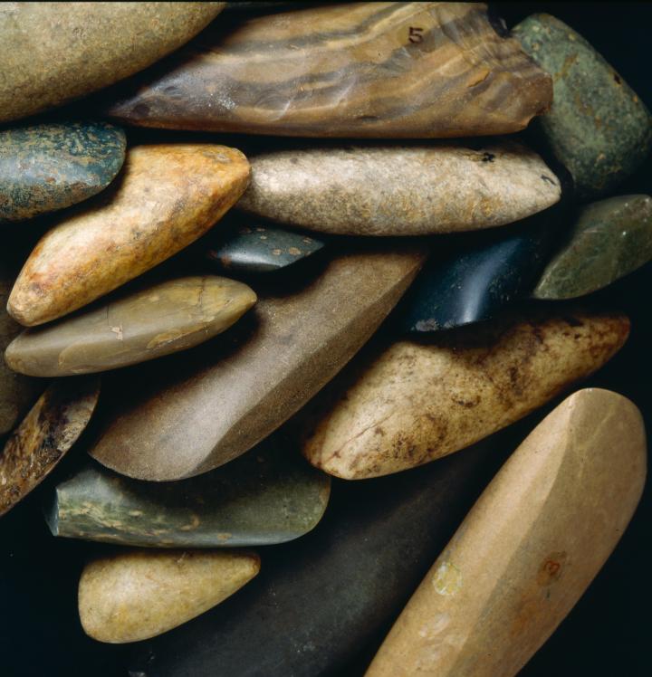 Lames de haches polies découvertes sur différents sites des Côtes-d'Armor.