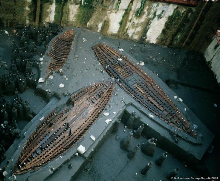 Vue de l'emprise de fouille avec les trois epaves d'epoque romaine, Piazza Municipio, Naples