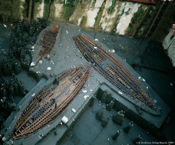 Vue de l'emprise de fouille avec les trois epaves d'epoque romaine, Piazza Municipio, Naples
