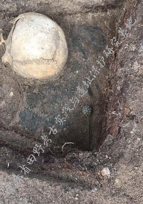 Fouille d'une sépulture en plaine de Mandchourie