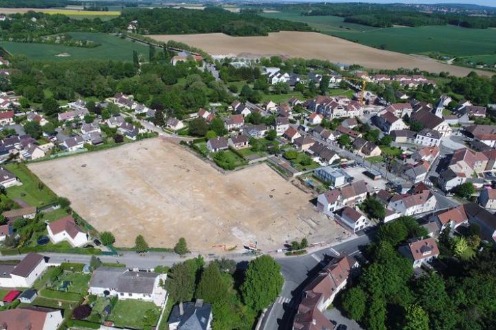 Vue aérienne du village de Moussy et de son chantier