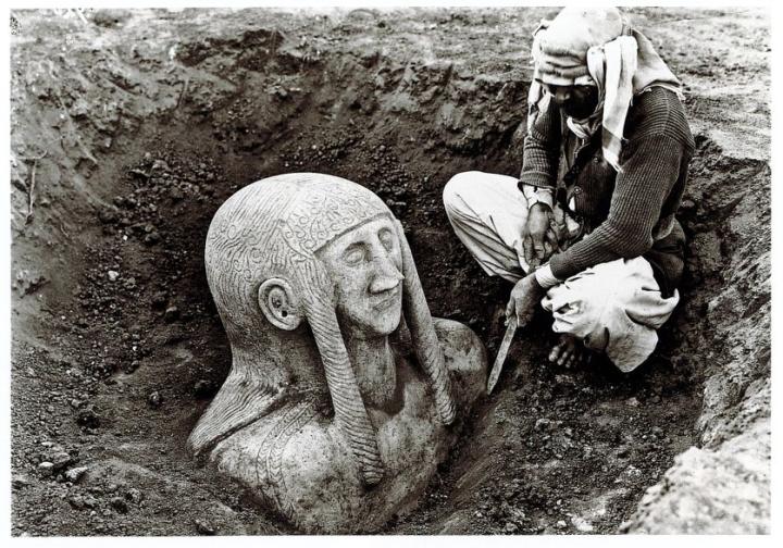 Découverte d’une statue funéraire . Fouille du site de Tell Halaf.