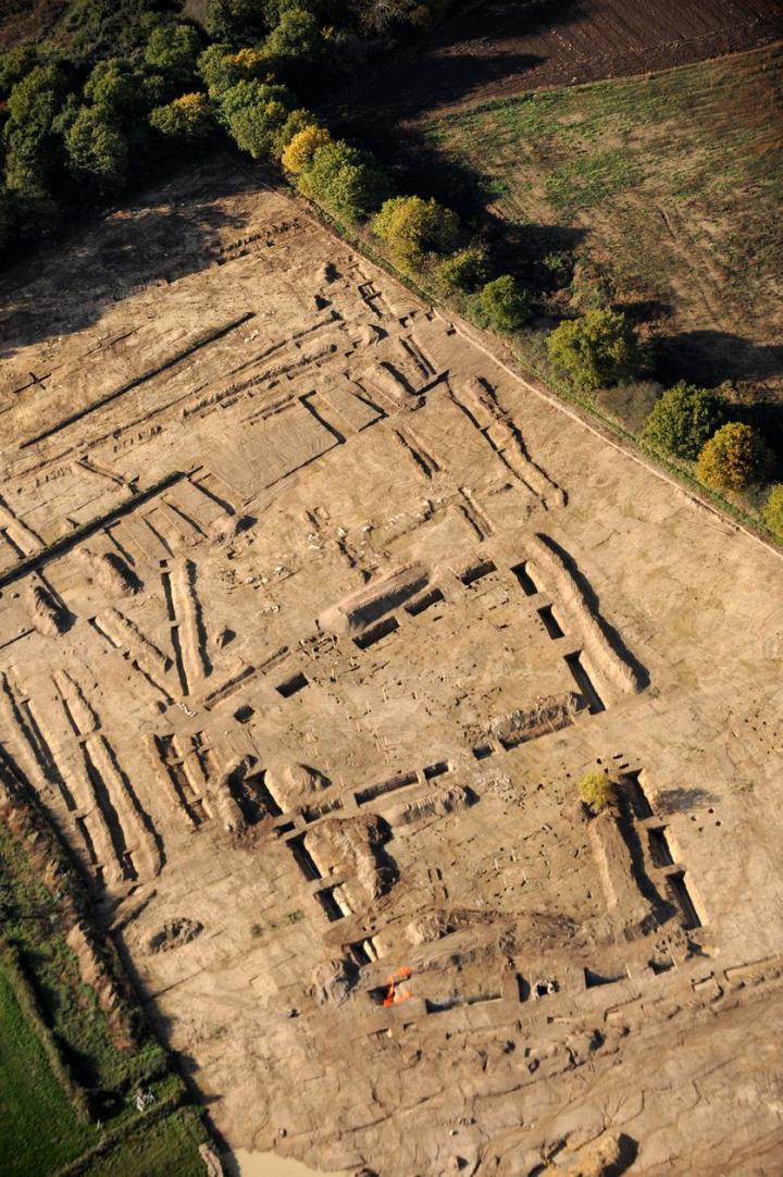 Vue aérienne d'une grande ferme gauloise (IIe-Ier siècles avant notre ère) mise au jour au sud du site de Brestivan