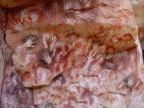 dessins de mains dans la grotte dite "Cueva de las manos" à Rio-Pinturas - province de Santa-Cruz en Patagonie (Argentine)