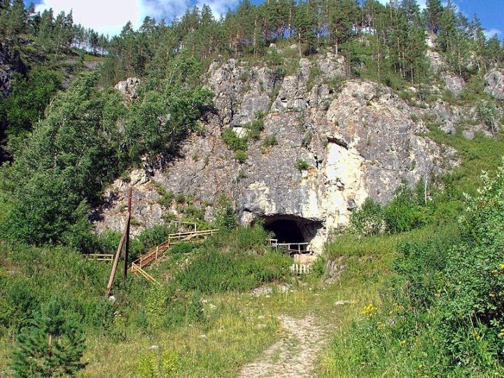 Entrée de la grotte de Denisova (Altaï, Sibérie)