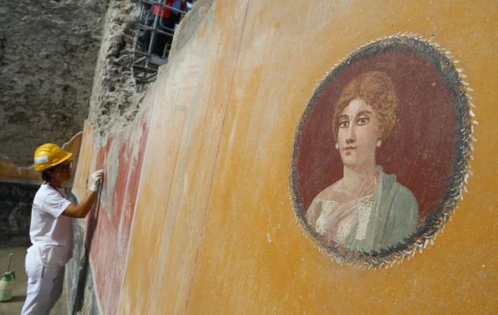 Découverte récente d'une fresque du médaillon d'une femme patricienne à Pompéi