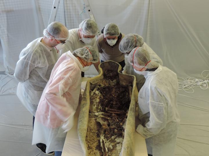 Ouverture en laboratoire des sarcophages en plomb par les équipes de l’Inrap et du Craham (locaux de l’Université de Caen).