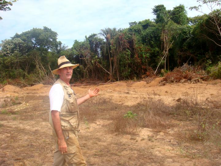 Stéphen Rostain sur la fouille du site de Bois Diable, près de Kourou, Guyane française