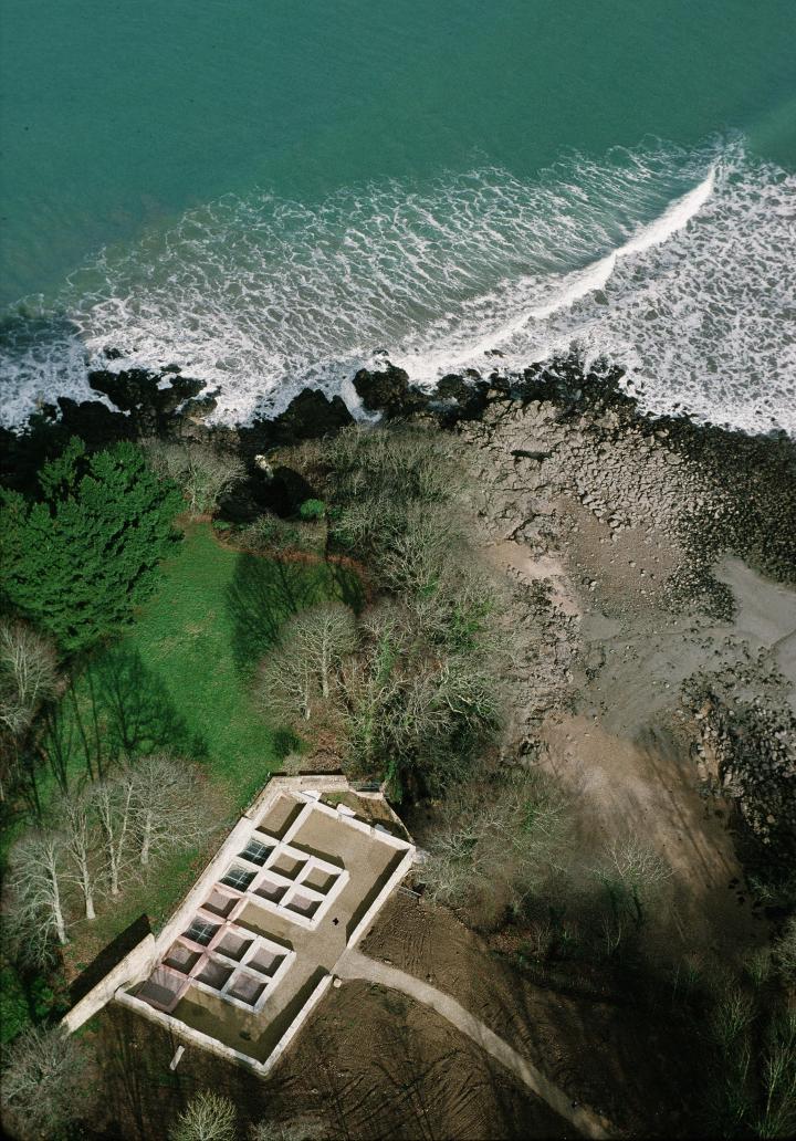 Vue aérienne du plus grand des quatre édifices dégagés à Plomarc’h Pella (Finistère). Découvert en 1906, le site a été régulièrement fouillé. En partie restauré, il est aujourd’hui ouvert à la visite. Vue aérienne du plus grand des quatre édifices dégagés à Plomarc’h Pella (Finistère). Découvert en 1906, le site a été régulièrement fouillé. En partie restauré, il est aujourd’hui ouvert à la visite.