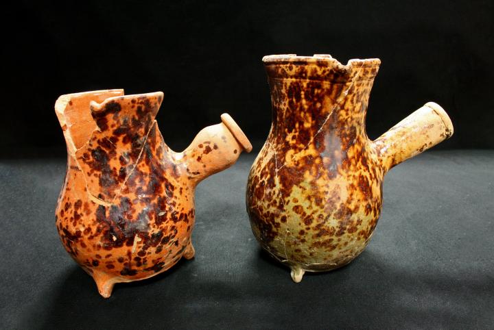 Récipients en terre vernissée du XVIIIe siècle. Originaires du Jura, ils ont été découverts sur le site du parc Saint Georges à Lyon (Rhône). Ils ont pu servir de cafetière ou de chocolatière. Récipients en terre vernissée du XVIIIe siècle. Originaires du Jura, ils ont été découverts sur le site du parc Saint Georges à Lyon (Rhône). Ils ont pu servir de cafetière ou de chocolatière.