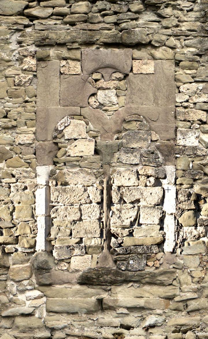 Baie ouest de la grande salle du bâtiment sud, fin du XIIIe-début du XIVe siècle. La fenêtre est haute de 3,80 m et large de 1,90 m. Elle a été murée au XIXe siècle. 