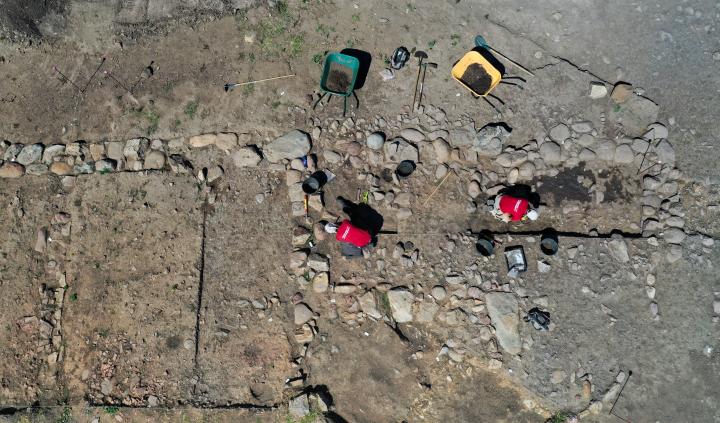 Fouille des niveaux de sol dans l’une des pièces du grand bâtiment central datant du Ier siècle de notre ère.