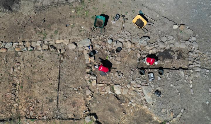 Fouille des niveaux de sol dans l’une des pièces du grand bâtiment central datant du Ier siècle de notre ère.