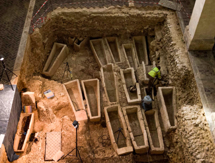 Sondage au milieu de la nef de l’église de Saint-Martin-au-Val, sarcophages mérovingiens en cours de fouille.