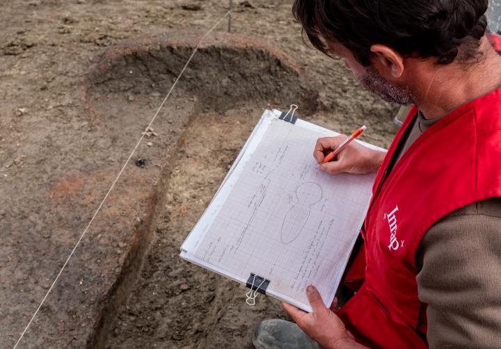 Réalisation d'un relevé planimétrique et dessin en coupe d'un vestige de four datant du Haut Moyen Age (VIIIe-XIIe siècles)