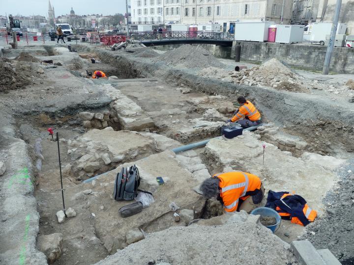 Vue générale de la fouille depuis la rue de la Sardinerie et vers le port.