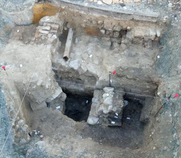Le mur d’enceinte à l’ouest du pont Saint-Sauveur avec un mur postérieur qui vient s’accoler contre son parement externe.