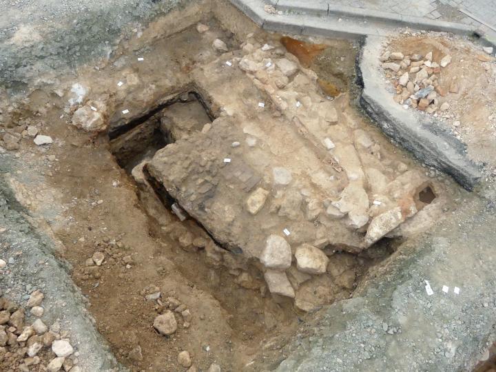 Vestiges de la tour près de la porte de la petite rive, dont on voit le massif à droite. L’intérieur est transformé après l’installation d’une cheminée.
