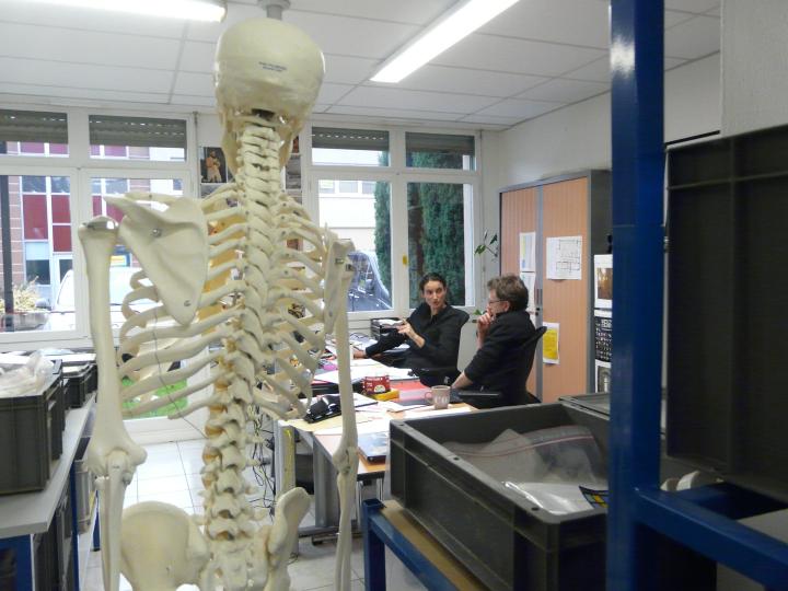 Gaétan Le Cloirec (responsable de la fouille du couvent des Jacobins de Rennes) et Rozenn Colleter (archéo-anthropologue) dans le centre archéologique de Cesson-Sévigné pendant la rédaction du rapport.