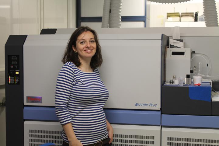 Klervia Jaouen (chercheure CNRS) devant le Neptune Plus qui permet de réaliser les mesures isotopiques du zinc et du strontium.
