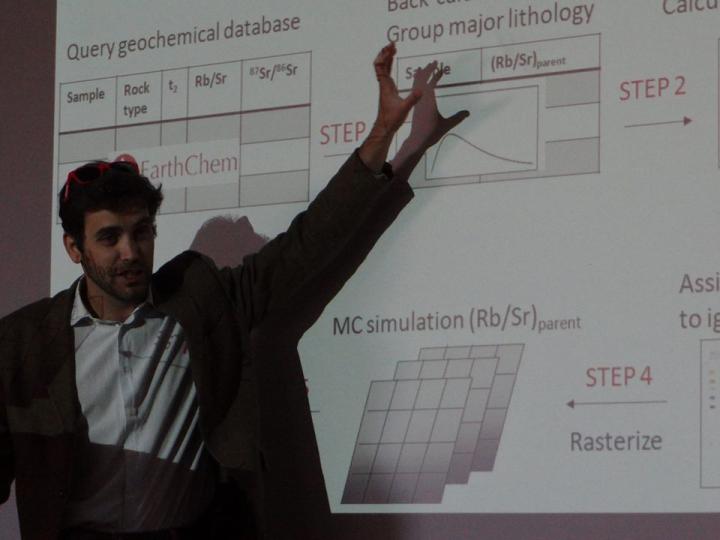 Clément Bataille professeur adjoint à l’université Ottawa (Canada) expliquant en cours le rôle de la géochimie isotopique pour reconstruire les paléo-environnements.