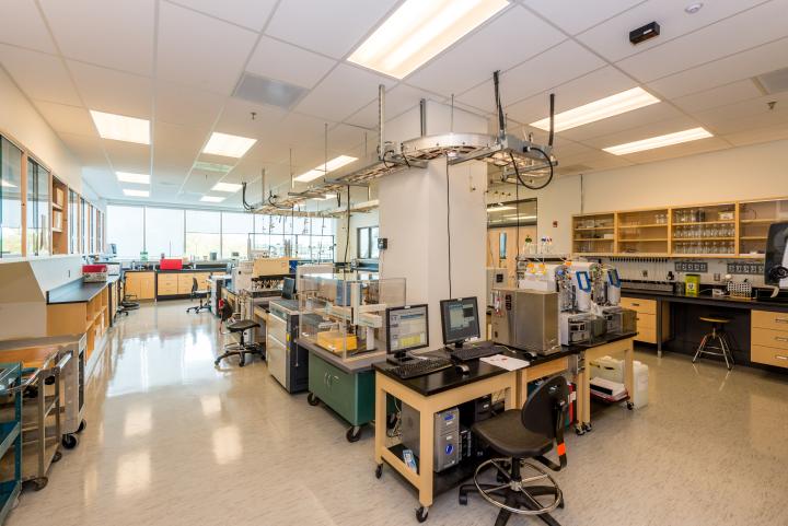 Laboratoire d’analyse spatiotemporelle des variations isotopiques dans l’environnement (Jan Veizer Stable Isotope Laboratory) de l’université d’Ottawa , Canada. 