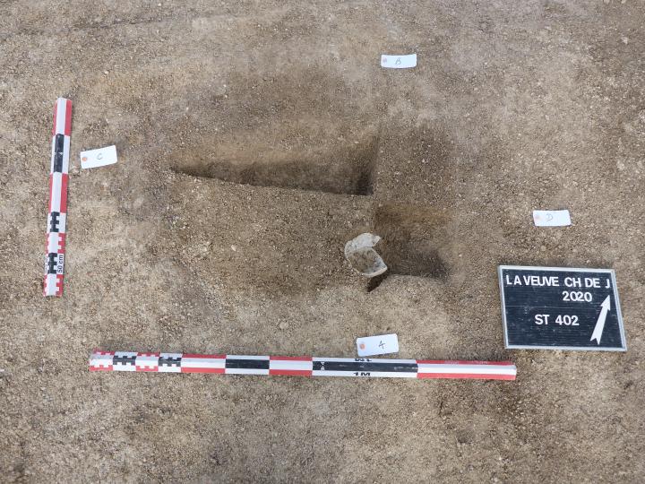 Fosse / dépôt de fondation (F402) au niveau du mur d’enceinte nord.