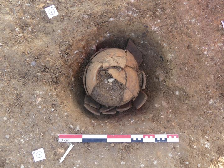 Urne funéraire découverte à proximité de l'enclos fossoyé protohistorique.