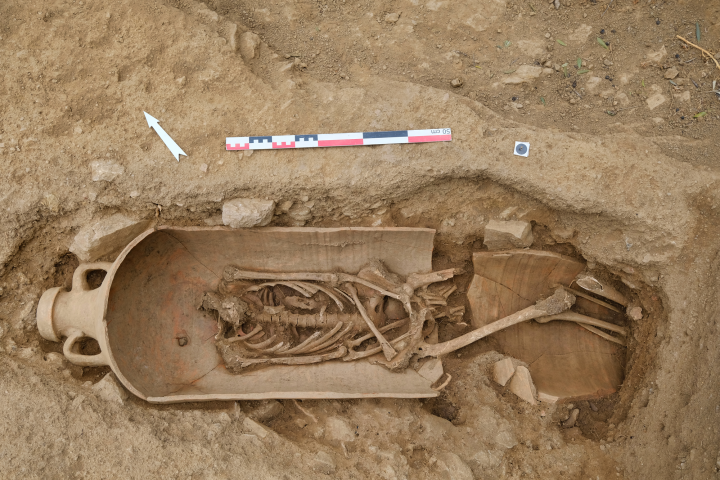 Inhumation en amphore. Ces amphores sont majoritairement des productions africaines.