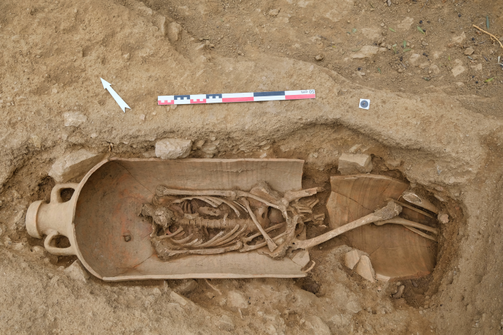 Inhumation en amphore. Ces amphores sont majoritairement des productions africaines.