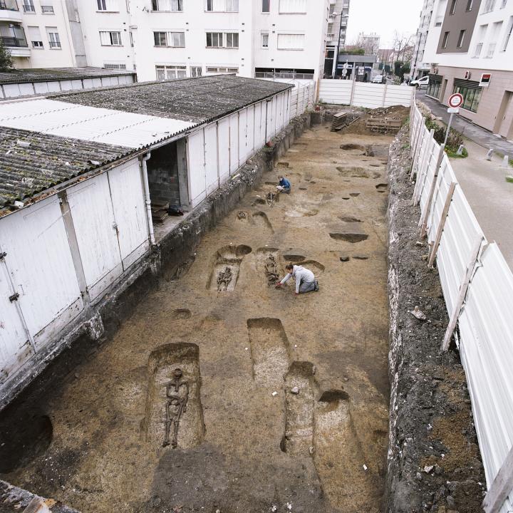 Vue de l'extrémité nord de la nécropole gallo-romaine, fouille 2015 Vue de l'extrémité nord de la nécropole gallo-romaine, fouille 2015