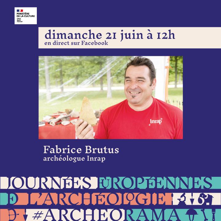 Fabrice Brutus, archéologue à l'Inrap, présente l'atelier « taille des silex ».