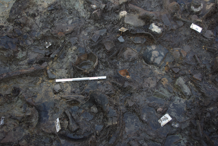 Détail des couches du fond d’un fossé jonché de rejets. 