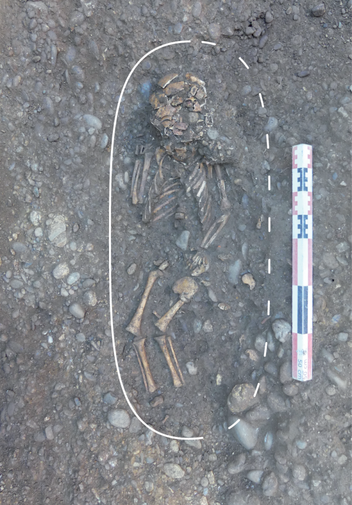 Tombe d’un enfant découverte au bord du fossé nord révélée au cours de la fouille datable du IXe ou Xe siècle. Elle s'inscrit au sein d'un vaste cimetière d’époque carolingienne (VIIIe-XIIe siècle) mis au jour par l'Inrap dans le cadre des recherches archéologiques réalisées précédemment au Palais de Justice.