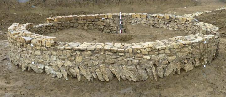 La construction maçonnée (mausolée ?) complétement fouillée et dégagée.