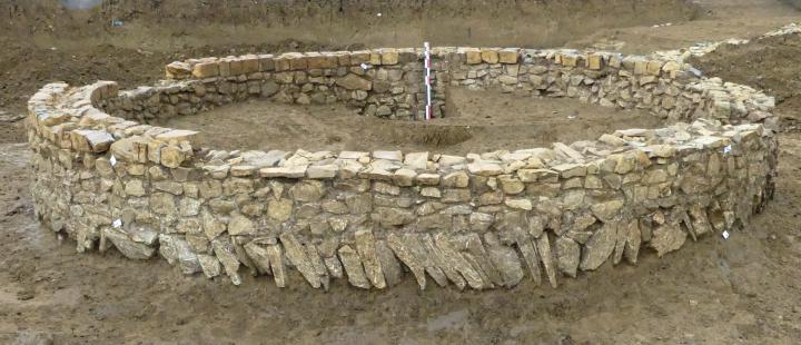 La construction maçonnée (mausolée ?) complétement fouillée et dégagée.