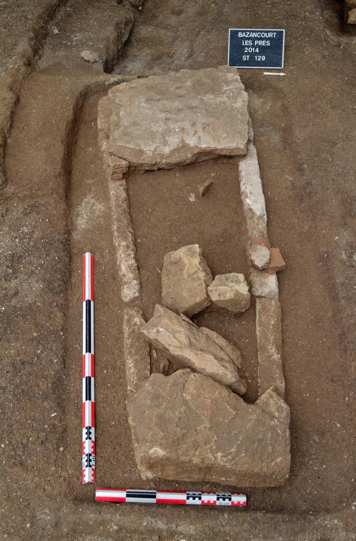 Photo d’un sarcophage mérovingien en pierre.