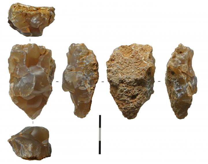 Fragment de géode de silex translucide d’origine lacustre. A-t-elle été aménagée autour de ses volumes naturels aux formes évocatrices ?