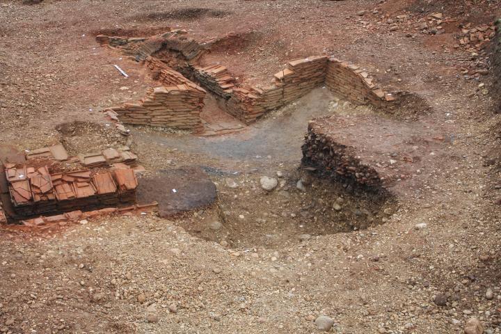Vue générale de la fosse d’accès aménagée et des fours de tuiliers.