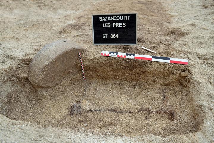 Photo de la tombe romaine avec marquage par une meule.