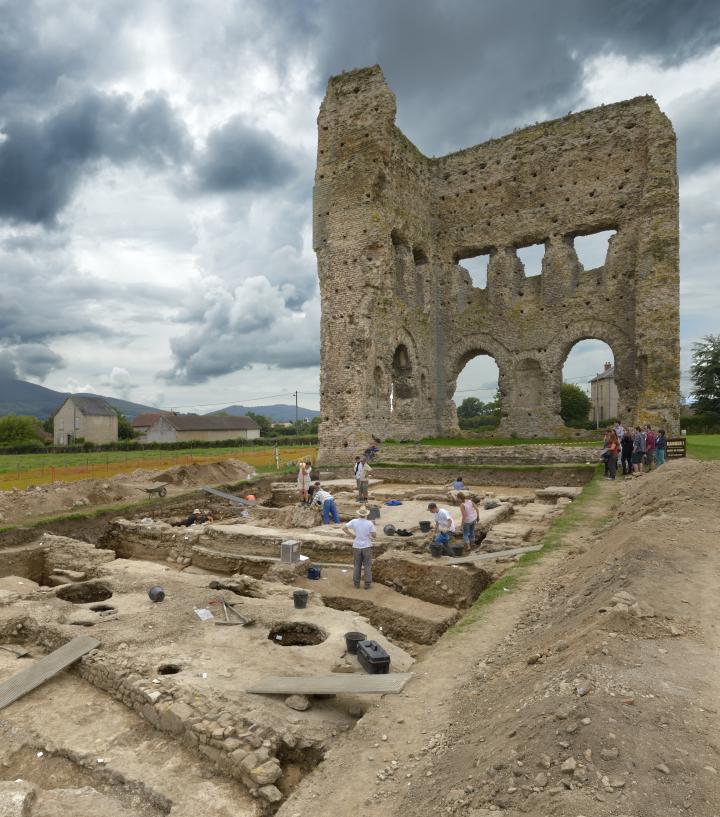 Campagne de fouilles menée en 2014 à l'est de la cella du temple dit de Janus conservée en élévation.