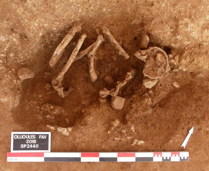 188 Chemin de Faveyrolles, la sépulture creusée en partie dans la berge nord du paléochenal