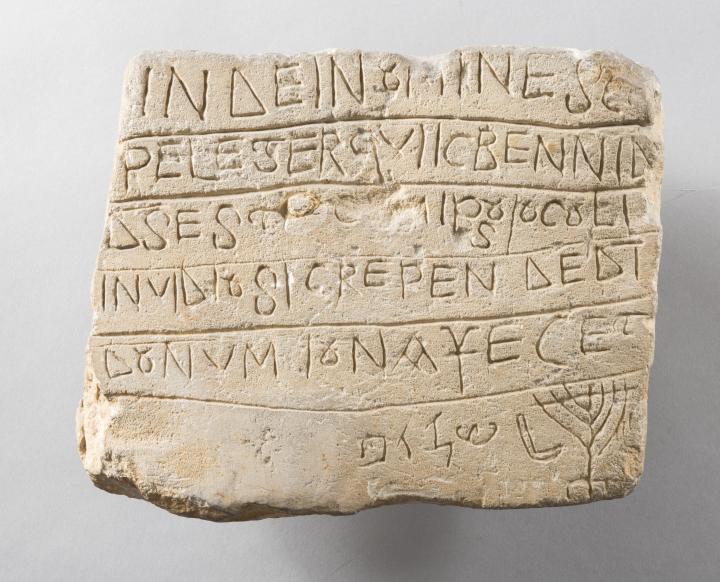 Stèle d'Auch, Ve-VIIe siècle (mahJ, dépôt du musée d'Archéologie nationale).